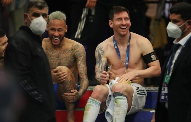 斯内德：姆巴佩会赢得2026年金球奖；没有人效力皇马时想离开（斯内德：姆巴佩将夺2026金球；在皇马时没人想离队）