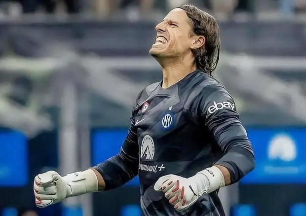 克里斯替补登场仅一分钟，就为我们扳平了比分！（克里斯替补一分钟建功，助球队扳平比分！）