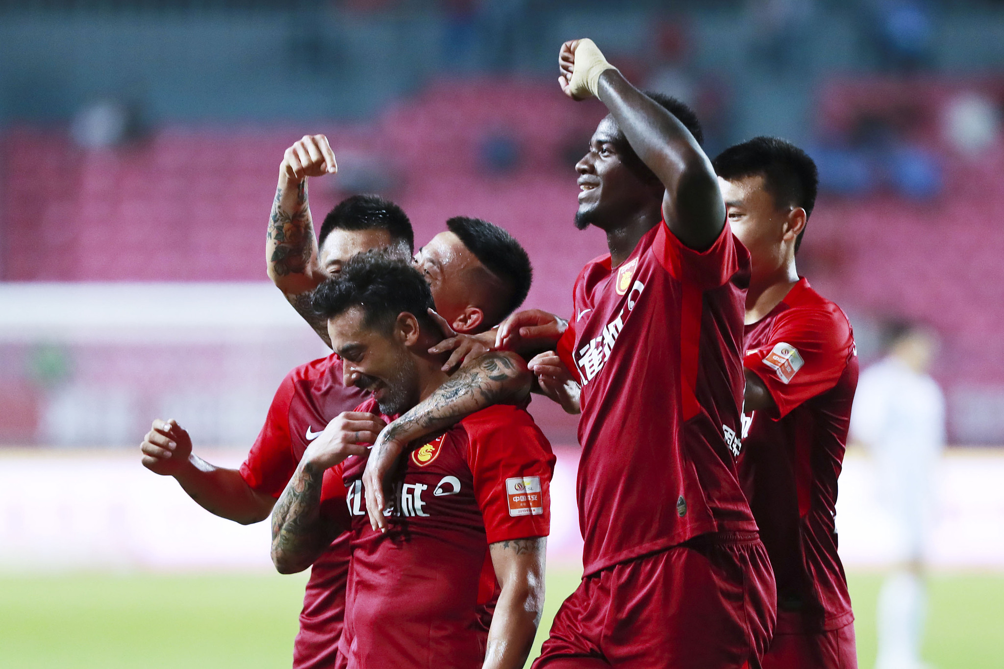 以全新视角回顾AC米兰对阵罗马的比赛📽️🔴⚫（从不同角度重温AC米兰与罗马的较量📽️🔴⚫）