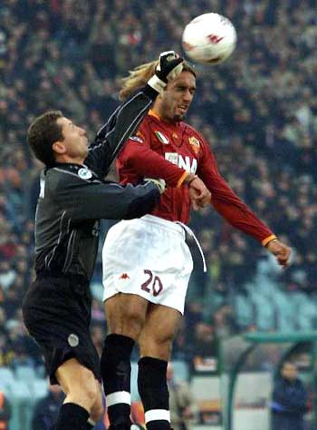 查洛巴问答：在足球界第一个朋友是芒特；第一件球衣是大罗的