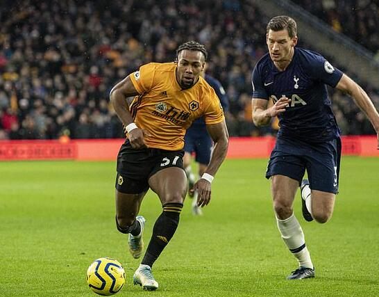 波兰媒体：莱万妻子经常分享跳交际舞的视频，引发了夫妻争吵（波媒称莱万妻子频晒交际舞视频，夫妻为此发生争执）