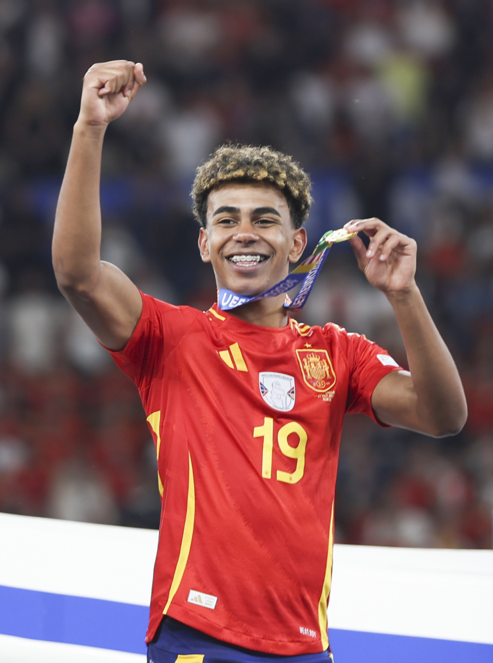 逆天倒勾！40岁C罗一飞冲天：队友对手都看傻了 梦回7年前那一晚