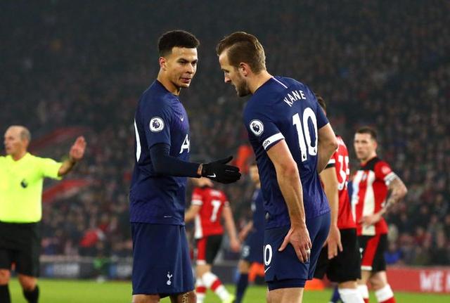 利物浦主帅斯洛特做出惊人决定：萨拉赫罕见坐上替补席