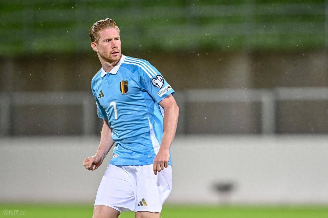 冬窗大戏开启！曼联中场或离队，利物浦寻萨拉赫接班人（冬季转会窗开启：曼联中场或将出走，利物浦物色萨拉赫替身）