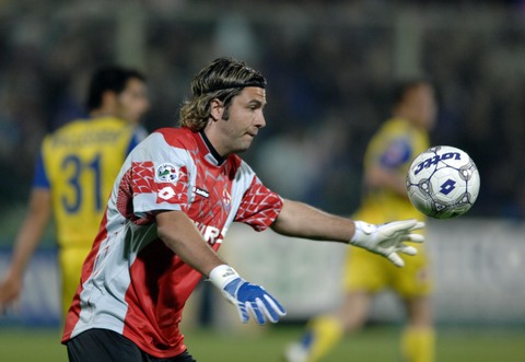 他三分一旦开张就挡不住（他三分手感一来，谁也拦不住）